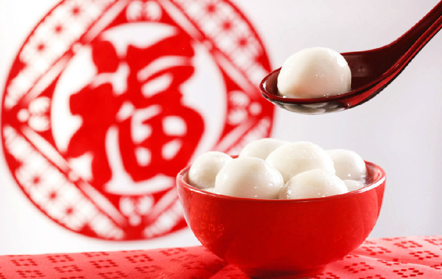 წითელი ფარნებისა და წებოვანი ბრინჯის ბურთების დღესასწაული ჩინეთში დღეს აღინიშნება